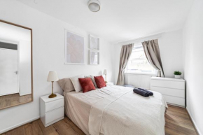 Arte Stays - 3-Bedroom Bright House London, Haggerston, Garden, Parking, 8 min walk to Haggerston Station, weekly or monthly stays, serviced accommodation - 7 guests